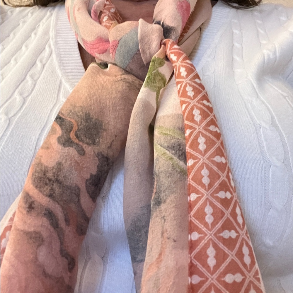 Elegant vintage 100% Silk Scarf with Artistic Design - Picture 7 of 8